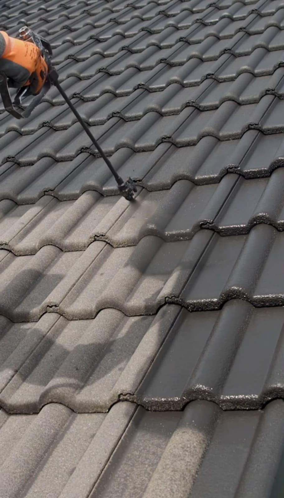 Beschichtung des Daches im Airless-Sprühverfahren für eine gleichmäßige Oberfläche.