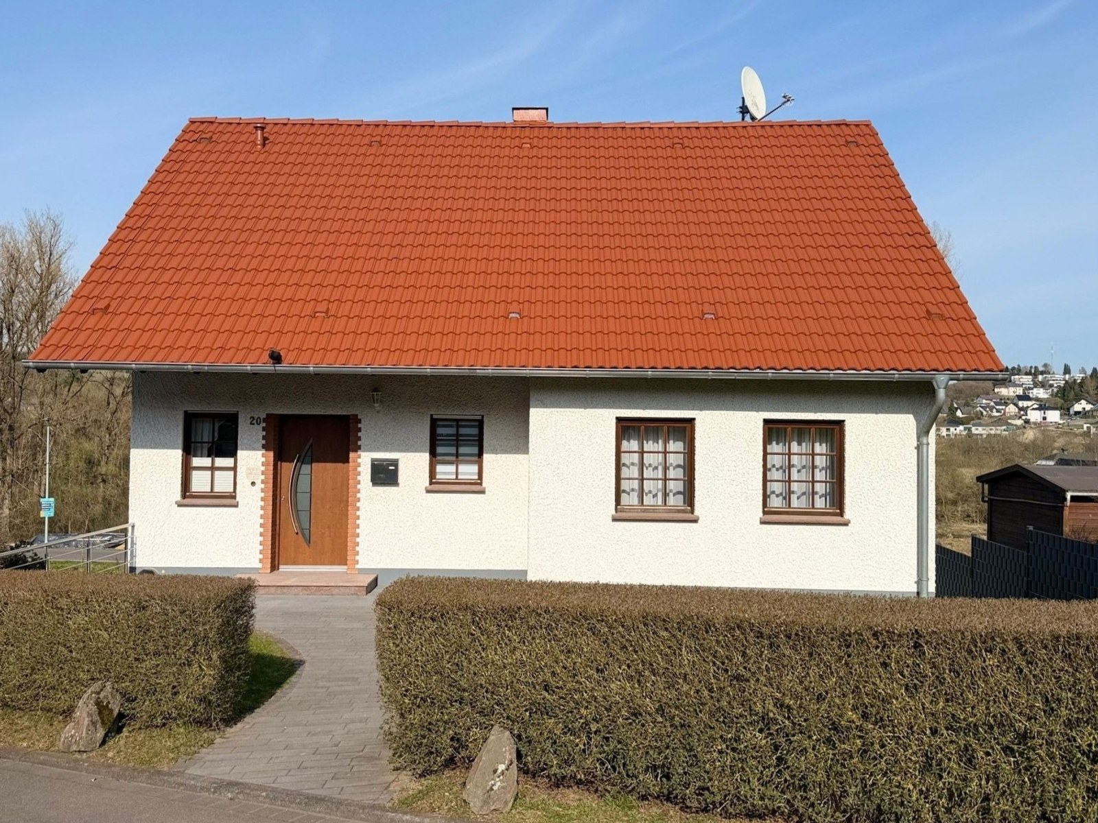Dasselbe Dach nach Reinigung und Beschichtung: gleichmäßig kräftig rot, sauber und wie neu.