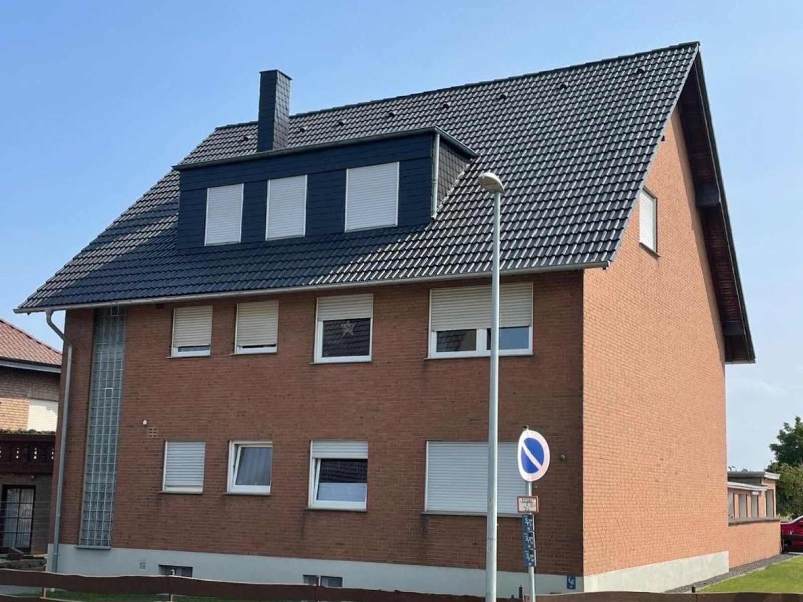 Dasselbe Dach nach der Bearbeitung: gleichmäßig anthrazitfarben beschichtet und gereinigt.