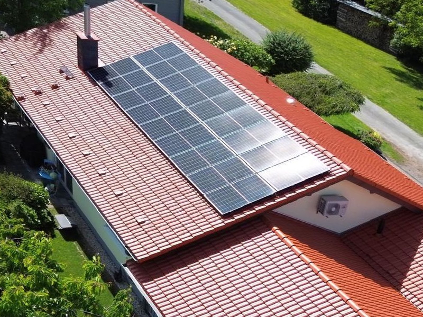 Luftaufnahme desselben Daches nach der Bearbeitung: sauberes, gleichmäßig rotes Ziegeldach.